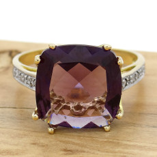 Anel com Ametista e 4 Diamantes, em Ouro Amarelo 18 Kilates