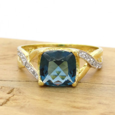Anel Quadrado com London Blue e 10 Diamantes, em Ouro Amarelo 18 Kilates