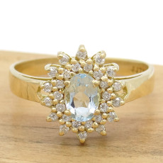 Anel com Água Marinha e 28 Diamantes, em Ouro Amarelo 18 Kilates