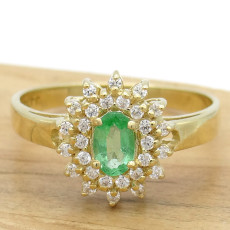 Anel com Esmeralda e 28 Diamantes, em Ouro Amarelo 18 Kilates