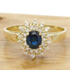 Anel com Safira e 28 Diamantes, em Ouro Amarelo 18 Kilates