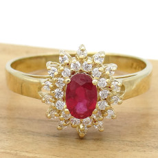 Anel com Rubi e 28 Diamantes, em Ouro Amarelo 18 Kilates