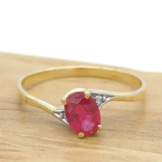 Anel com Rubi e 2 Diamantes, em Ouro Amarelo 18 Kilates