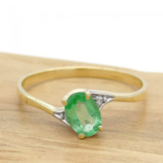 Anel com Esmeralda e 2 Diamantes, em Ouro Amarelo 18 Kilates