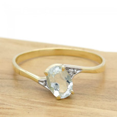 Anel com Água Marinha e 2 Diamantes, em Ouro Amarelo 18 Kilates