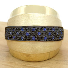 Anel Trabalhado com 22 Safiras, em Ouro Amarelo 18 Kilates