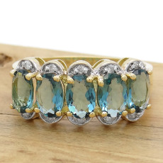 Meia Aliança com 5 London Blue e 10 Diamantes, em Ouro Amarelo 18 Kilates