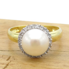 Anel com Pérola de 10 mm e 16 Diamantes, em Ouro Amarelo 18 Kilates