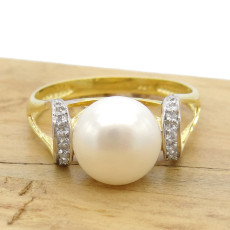 Anel com Pérola Natural de 10 mm e 6 Diamantes, em Ouro Amarelo 18 Kilates