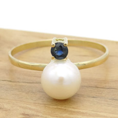 Anel com Pérola Natural de 6 mm e Safira, em Ouro Amarelo 18 Kilates
