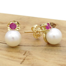 Par de Brincos com Pérolas Naturais de 6 mm e Rubis, em Ouro Amarelo 18 Kilates