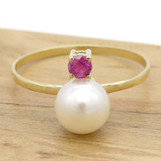 Anel com Pérola Natural de 6 mm e Rubi, em Ouro Amarelo 18 Kilates
