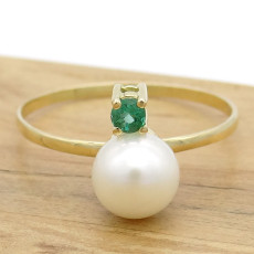 Anel com Pérola Natural de 6 mm e Esmeralda, em Ouro Amarelo 18 Kilates