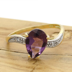 Anel com Ametista Gota e 2 Diamantes, em Ouro Amarelo 18 Kilates