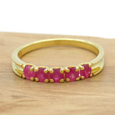 Meia Aliança com 5 Rubis Totalizando 60 Pontos, em Ouro Amarelo 18 Kilates