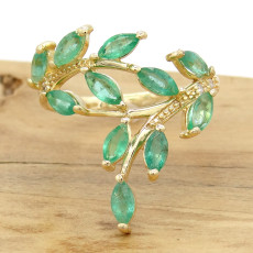 Anel Floral com 11 Esmeralda Totalizando 1,65 ct e 4 Diamantes, em Ouro Amarelo 18 Kilates