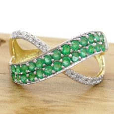 Anel com 26 Esmeraldas e 12 Diamantes, em Ouro Amarelo 18 Kilates