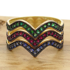 Meia Aliança Tripla Ondas com 21 Esmeraldas, 21 Rubis e 21 Safiras, em Ouro Amarelo 18 Kilates