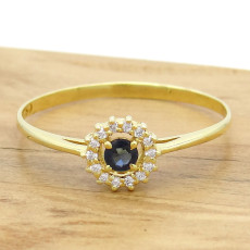 Anel com Safira de 10 Pontos e 14 Diamantes, em Ouro Amarelo 18 Kilates