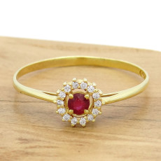 Anel com Rubi de 10 Pontos e 14 Diamantes, em Ouro Amarelo 18 Kilates