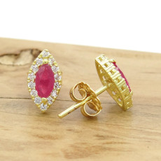 Par de Brincos com Rubis e 28 Diamantes, em Ouro Amarelo 18 Kilates