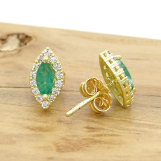 Par de Brincos com Esmeraldas e 28 Diamantes, em Ouro Amarelo 18 Kilates