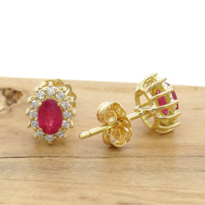 Par de Brincos com Rubis e 24 Diamantes, em Ouro Amarelo 18 Kilates