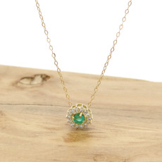 Pingente com Esmeralda e 14 Diamantes, em Ouro Amarelo 18 Kilates