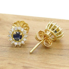 Par de Brincos com Safiras e 28 Diamantes, em Ouro Amarelo 18 Kilates