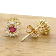 Par de Brincos com Rubis e 28 Diamantes, em Ouro Amarelo 18 Kilates