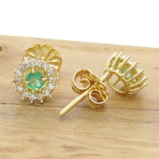 Par de Brincos com Esmeraldas e 28 Diamantes, em Ouro Amarelo 18 Kilates