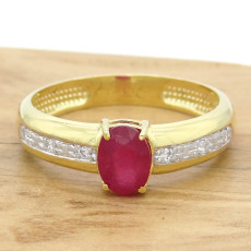 Anel  com Rubi de 1 Cts e 6 Diamantes, em Ouro Amarelo 18 Kilates