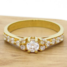 Anel Solitário Totalizando 61 Pontos, Diamante Central de 25 Pontos e 12 Diamantes Laterais, em Ouro Amarelo 18 Kilates