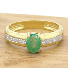 Anel  com Esmeralda de 1 Cts e 6 Diamantes, em Ouro Amarelo 18 Kilates