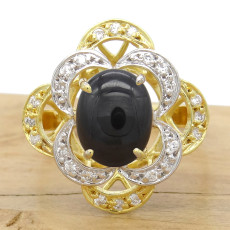 Anel com Ônix e 24 Diamantes, em Ouro Amarelo 18 Kilates