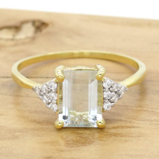 Anel  com Água Marinha de 1,3 Kilates e 12 Diamantes, em Ouro Amarelo 18 Kilates