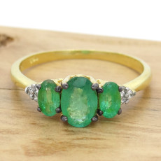 Anel com 3 Esmeraldas Totalizando 1,27 Cts e 6 Diamantes, em Ouro Amarelo 18 Kilates