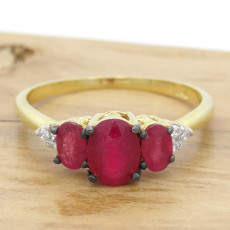 Anel  com 3 Rubis Totalizando 86 Pontos e 6 Diamantes, em Ouro Amarelo 18 Kilates