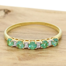 Meia Aliança com 5 Esmeraldas e 4 Diamantes, em Ouro Amarelo 18 Kilates