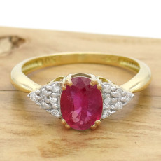 Anel  com Rubi e 10 Diamantes, em Ouro Amarelo 18 Kilates