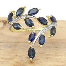 Anel Floral com 11 Safiras Totalizando 1,65 ct e 4 Diamantes, em Ouro Amarelo 18 Kilates