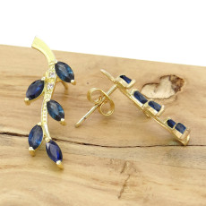 Par de Brincos Flora com 10 Safiras Totalizando 1,5 ct e 4 Diamantes, em Ouro Amarelo 18 Kilates