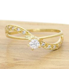 Anel Solitário Totalizando 20 Pontos, Diamante Central de 10 Pontos e 10 Diamantes Laterais, em Ouro Amarelo 18 Kilates