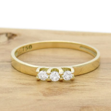 Anel Estilo Solitário com 3 Diamantes Totalizando 15 Pontos, em Ouro Amarelo 18 Kilates