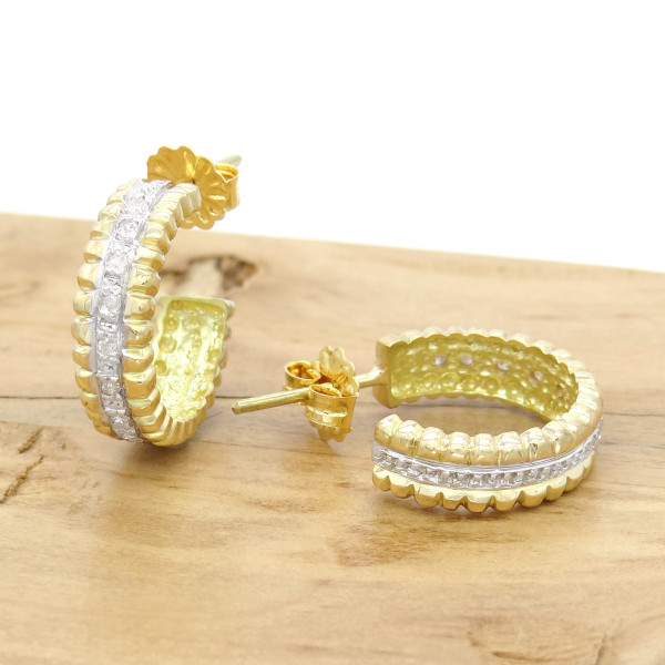 Par de Brincos Meia Argola com 16 Diamantes, Totalizando 16 Pontos, em Ouro Amarelo 18 Kilates