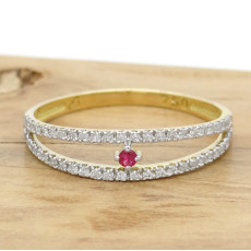 Anel Estilo Solitário com Rubi Central de 3 Pontos e 48 Diamantes, em Ouro Amarelo 18 Kilates