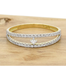 Anel Estilo Solitário Totalizando 51 Pontos de Diamante, com Diamante Central de 3 Pontos e 48 Diamantes, em Ouro Amarelo 18 Kilates