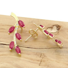 Par de Brincos Floral com 10 Rubis Totalizando 1,5 ct e 4 Diamantes, em Ouro Amarelo 18 Kilates