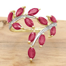 Anel Floral com 11 Rubis Totalizando 1,65 ct e 4 Diamantes, em Ouro Amarelo 18 Kilates