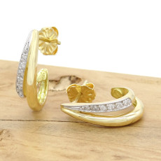 Par de Brincos Meia Argola com 12 Diamantes, Totalizando 12 Pontos, em Ouro Amarelo 18 Kilates